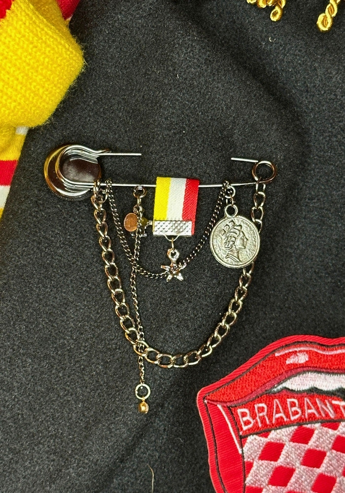 Oeteldonk Speld met bedeltjes R/W/G - Festivales