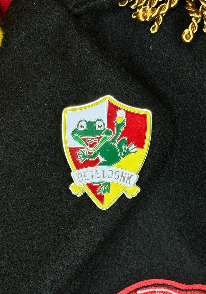 Oeteldonk broche kikker schild sfeer