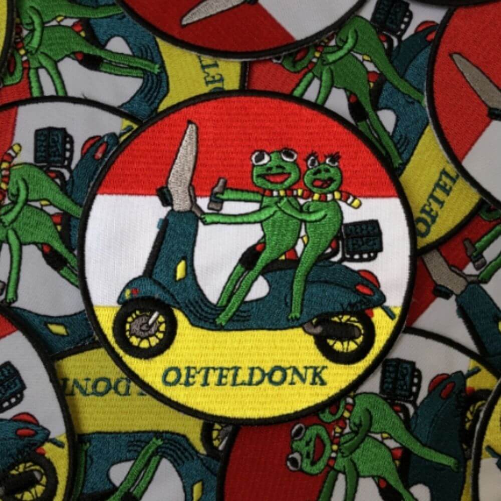 Oeteldonk emblemen kikkers op scooter